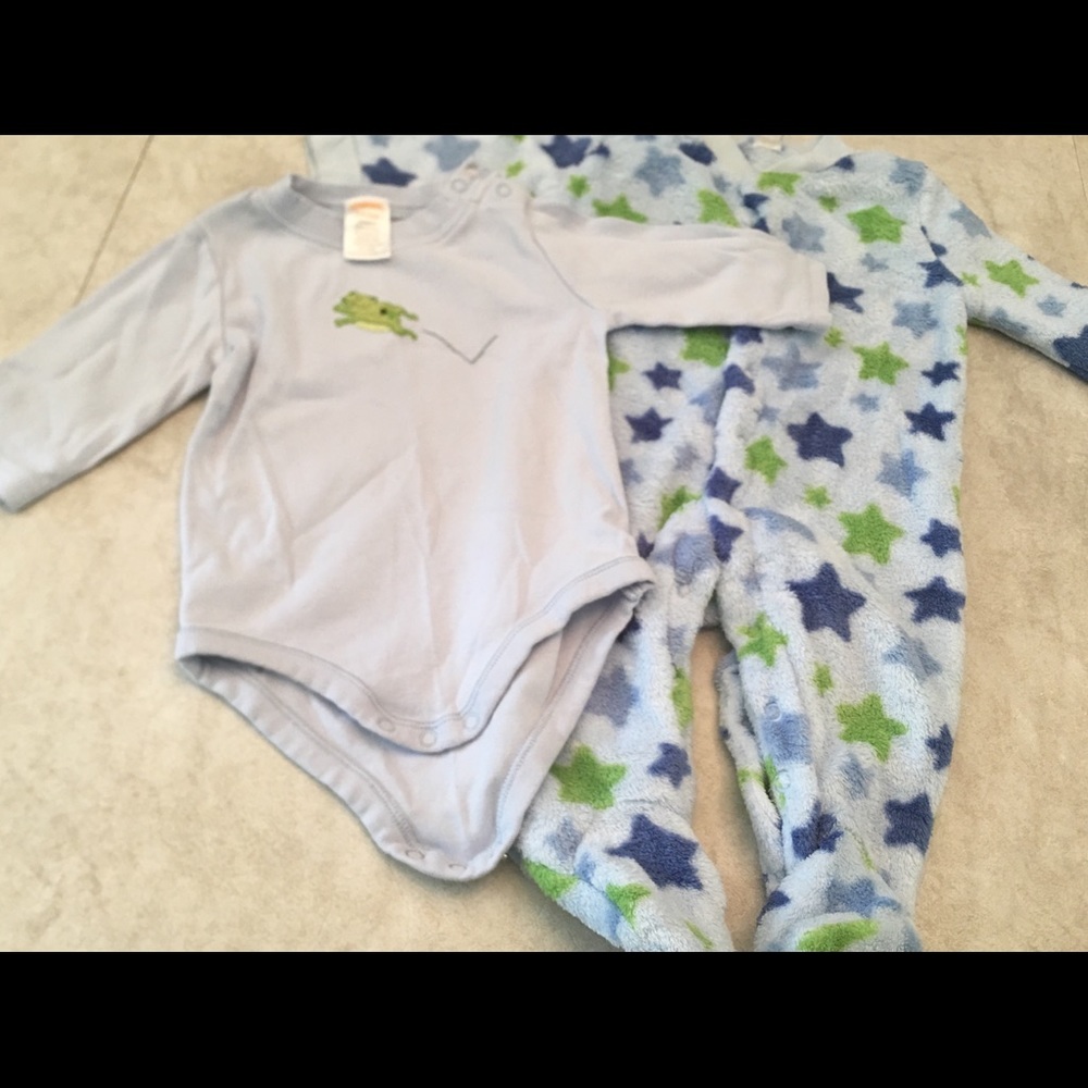 Set of 2 long sleeve onesie’s size 3-6 months